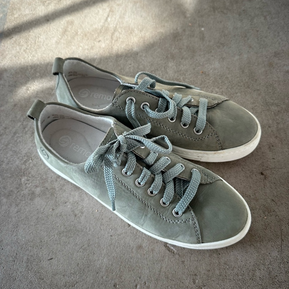 Remonte Sage Green Leather Low-Top Lace-Up Sneakers